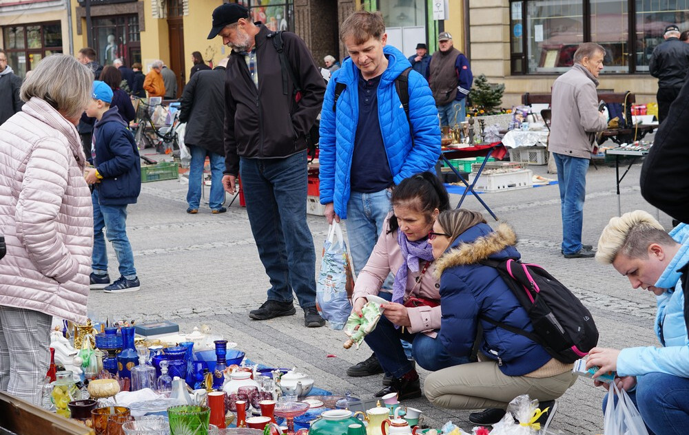 Za nami kwietniowy Jarmark Staroci na mikołowskim rynku. Dopisała pogoda i wystawcy, a wielu odwiedzających znalazło prawdziwe perełki. Organizatorem targów jest Miejska Placówka Muzealna.