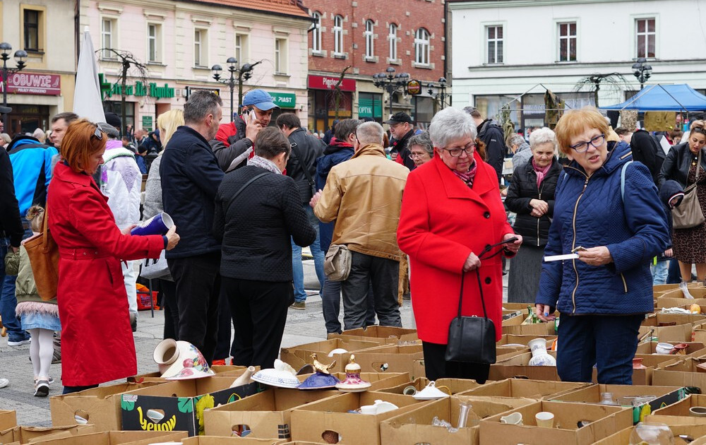 Za nami kwietniowy Jarmark Staroci na mikołowskim rynku. Dopisała pogoda i wystawcy, a wielu odwiedzających znalazło prawdziwe perełki. Organizatorem targów jest Miejska Placówka Muzealna.