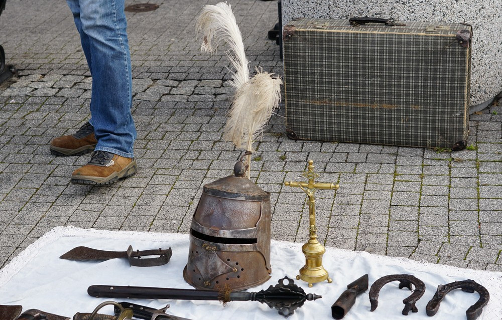 Nietypowy okaz na Mikołowskim Jarmarku Staroci - rycerska przyłbica
