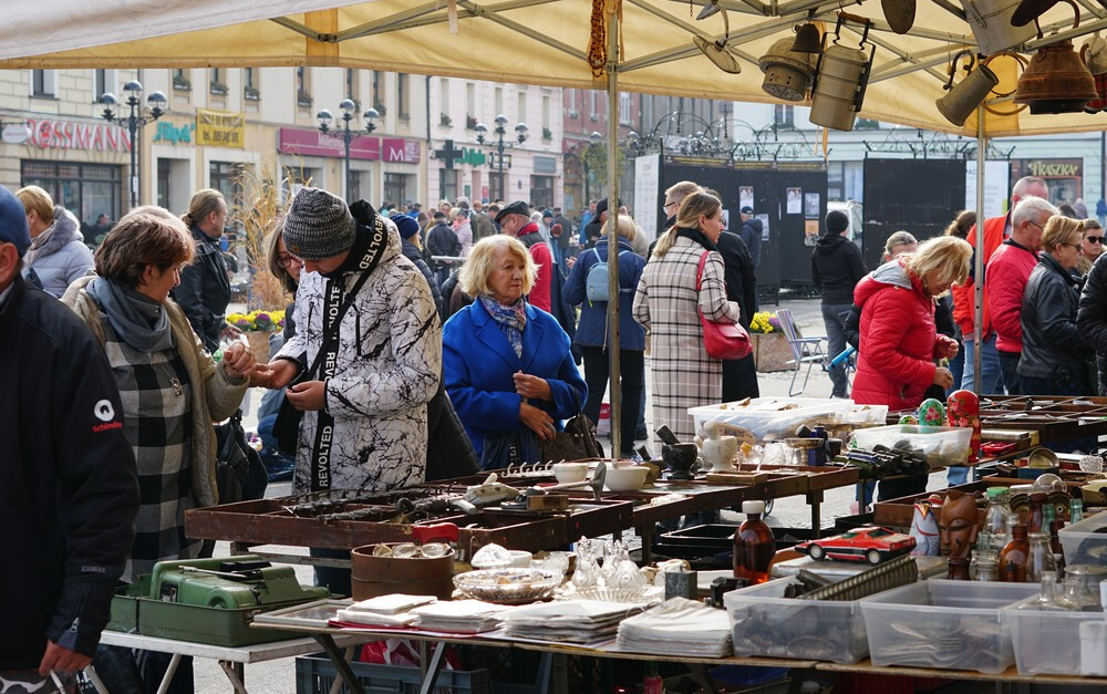 Do kramów podczas Jarmarku Staroci ustawiały się kolejki