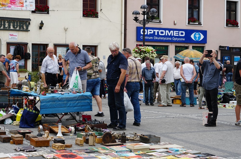 Mimo chłodnej niedzieli, lipcowy Jarmark Staroci można zaliczyć do udanych. Na mikołowskim rynku tłumy wystawców i odwiedzających. Można było zobaczyć i nabyć wiele nietypowych okazów!