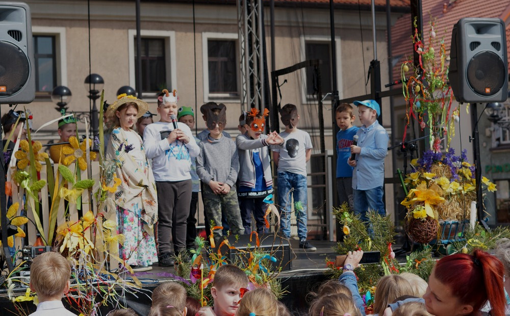 Jarmark Wielkanocny Mikołów: kiermaszowi towarzyszył Festiwal Zwyczajów i Obrzędów Wielkanocnych, w tym występy dzieci