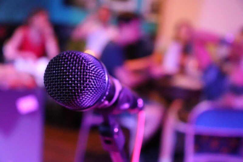 Karaoke CASing MIKOSTARS już w piątek – niezapomniana zabawa w Mikołowie!