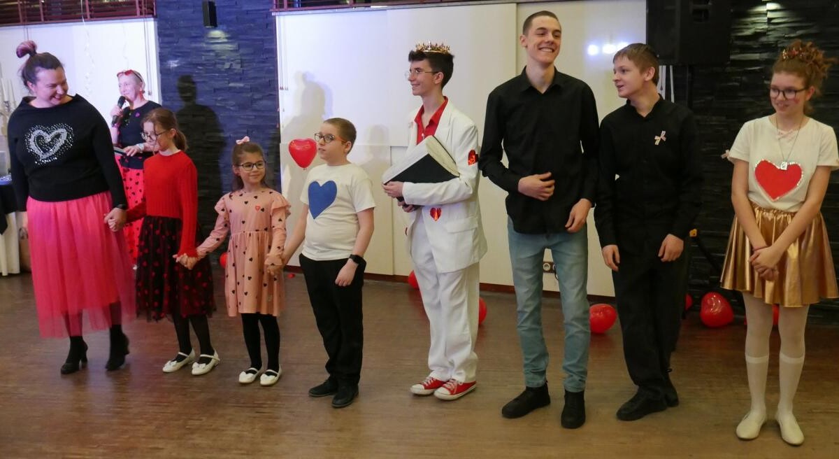 Trzeci Karnawałowy Bal Serc w Modusie był pełen radości i niespodzianek! Dzieci z rodzinnych domów dziecka otrzymały upominki, a mieszkańcy Mikołowa usłyszeli dobrą nowinę o nowym domu w Orzeszu / fot. Aktualności Powiatu Mikołowskiego