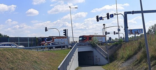 Kolizja na DK44 przy CH Auchan w Mikołowie – kobieta uderzyła w słup!