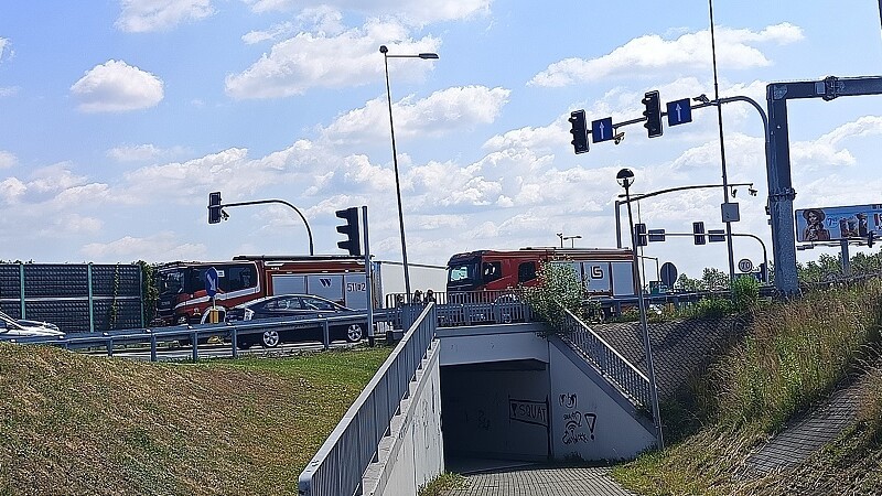Kolizja na DK44 przy CH Auchan w Mikołowie – kobieta uderzyła w słup!