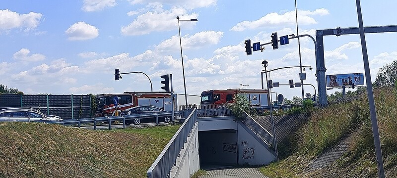 Kolizja na DK44 przy CH Auchan w Mikołowie – kobieta uderzyła w słup!