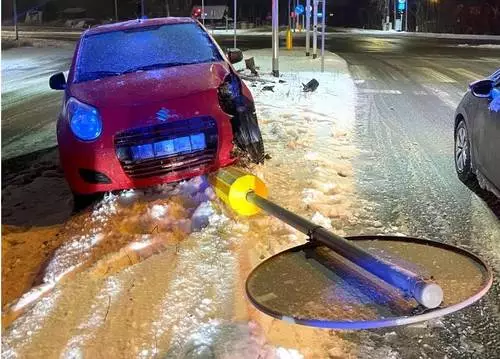 Kolizja w Mikołowie. Pijany kierowca zakończył podróż na sygnalizatorze