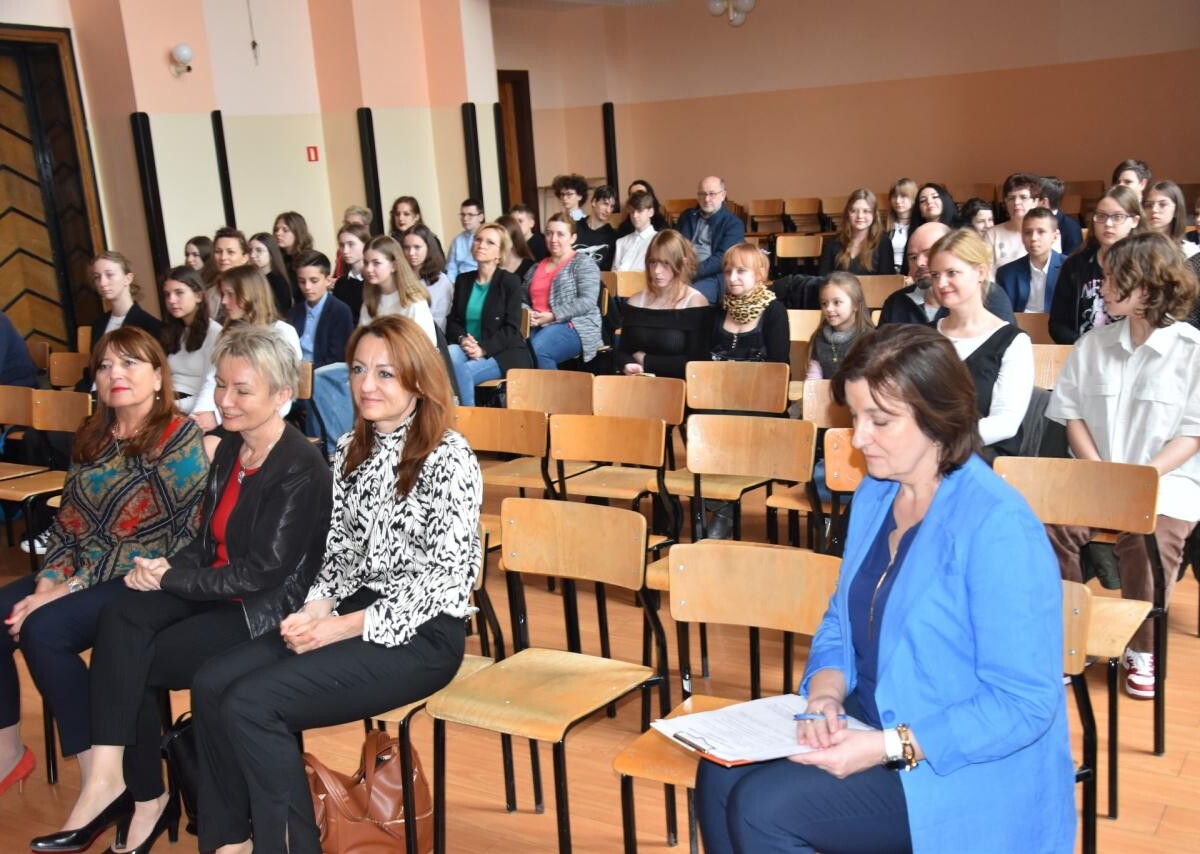 Po raz 21 wręczone zostały 18 kwietnia nagrody w konkursu literackiego "Na skrzydłach wyobraźni" organizowanego przez I LO im. Karola Miarki, a odbywający się pod patronatem Starosty Mikołowskiego / fot. Aktualności Powiatu Mikołowskiego
