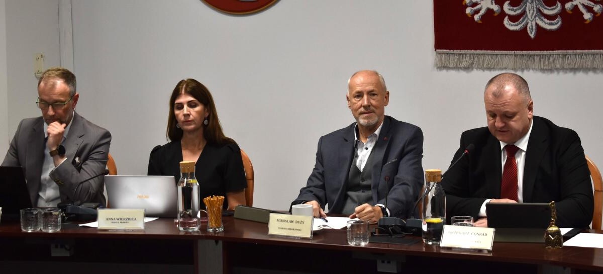 Realizacja powiatowych inwestycji była głównym tematem listopadowej sesji Rady Powiatu Mikołowskiego / fot. Aktualności Powiatu Mikołowskiego