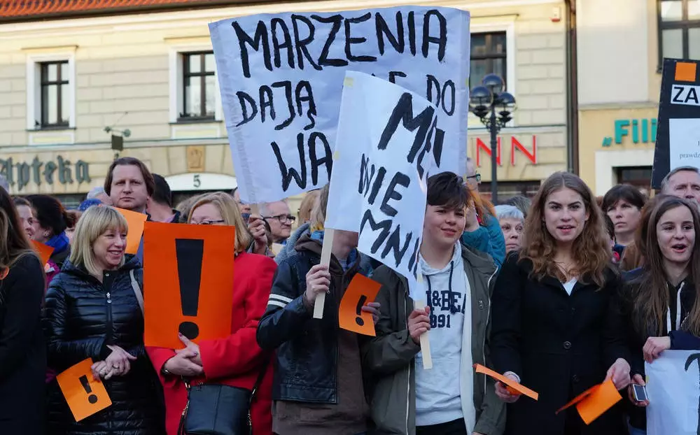 Maturzyści wsparli nauczycieli podczas protestu na rynku w Mikołowie