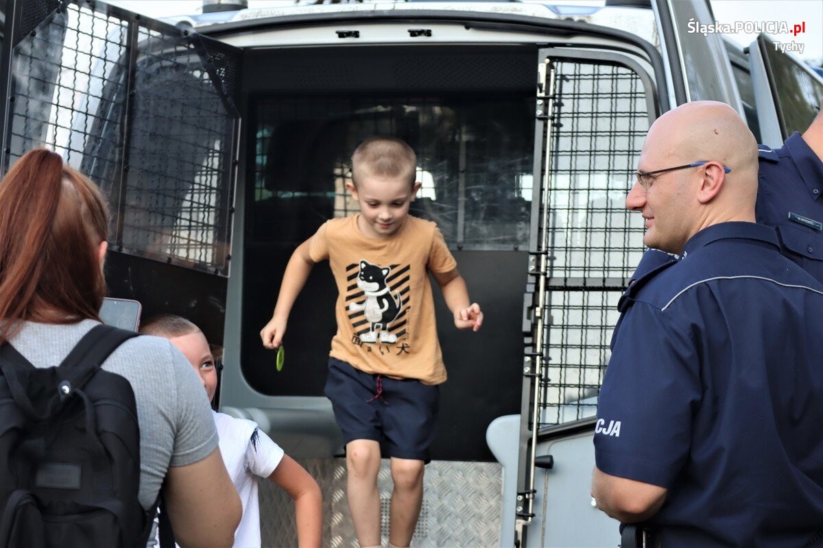 Policjanci z Tychów i Mikołowa po raz kolejny pokazali, że nie tylko bezpieczeństwo mieszkańców jest dla nich priorytetem, ale również pomaganie innym / fot. KPP Mikołów