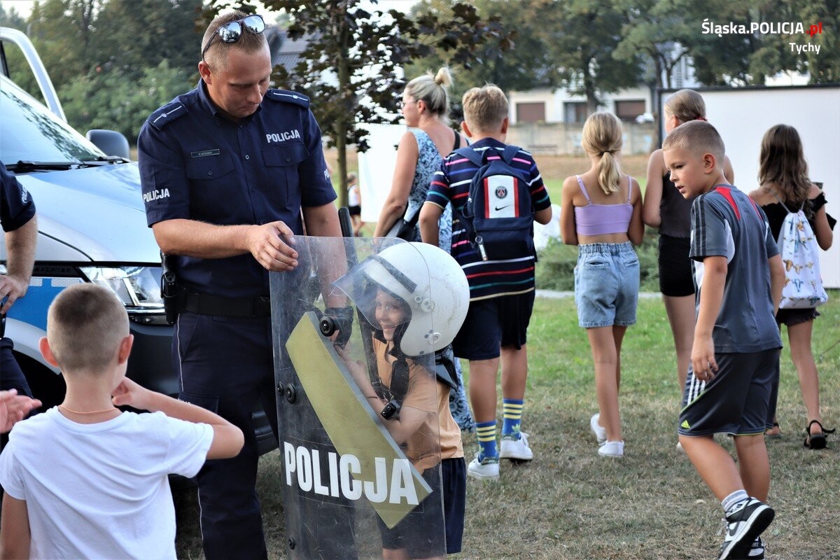 Policjanci z Tychów i Mikołowa po raz kolejny pokazali, że nie tylko bezpieczeństwo mieszkańców jest dla nich priorytetem, ale również pomaganie innym / fot. KPP Mikołów