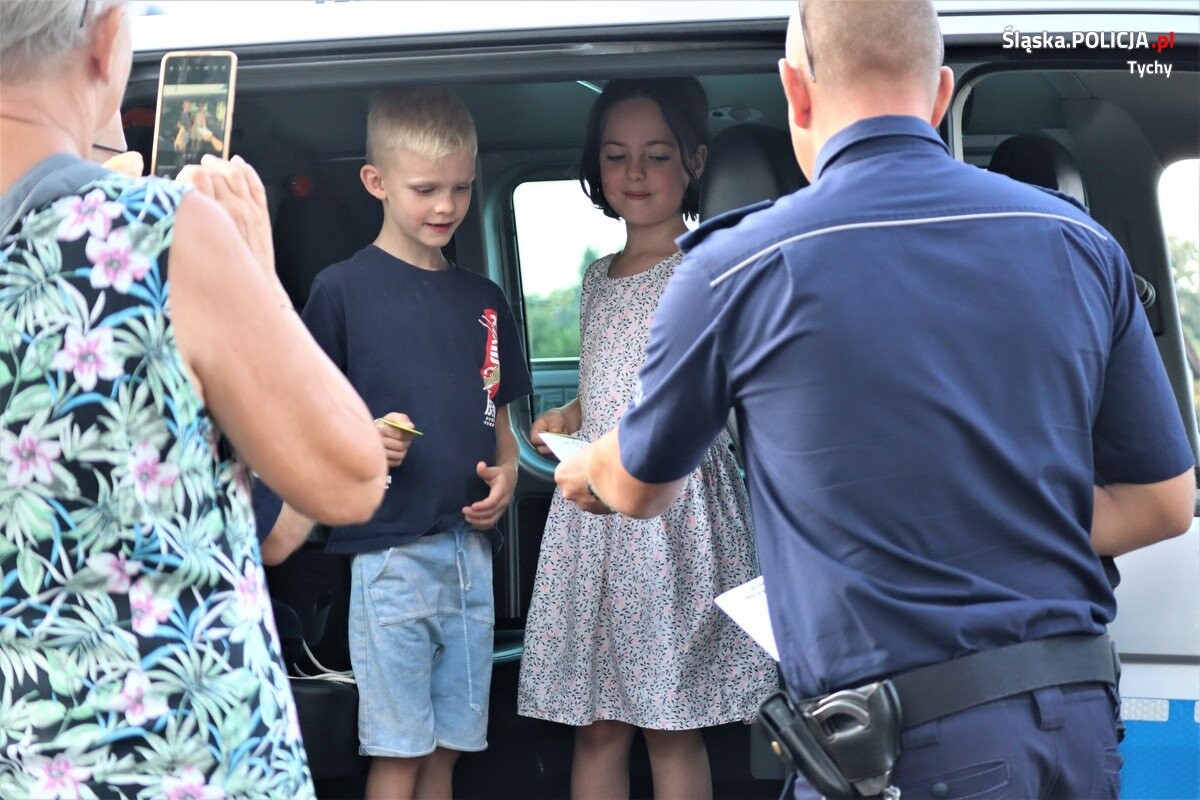 Policjanci z Tychów i Mikołowa po raz kolejny pokazali, że nie tylko bezpieczeństwo mieszkańców jest dla nich priorytetem, ale również pomaganie innym / fot. KPP Mikołów