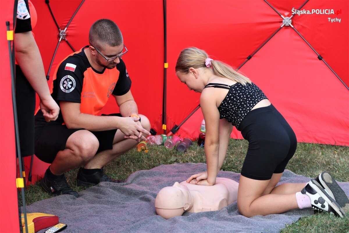 Policjanci z Tychów i Mikołowa po raz kolejny pokazali, że nie tylko bezpieczeństwo mieszkańców jest dla nich priorytetem, ale również pomaganie innym / fot. KPP Mikołów
