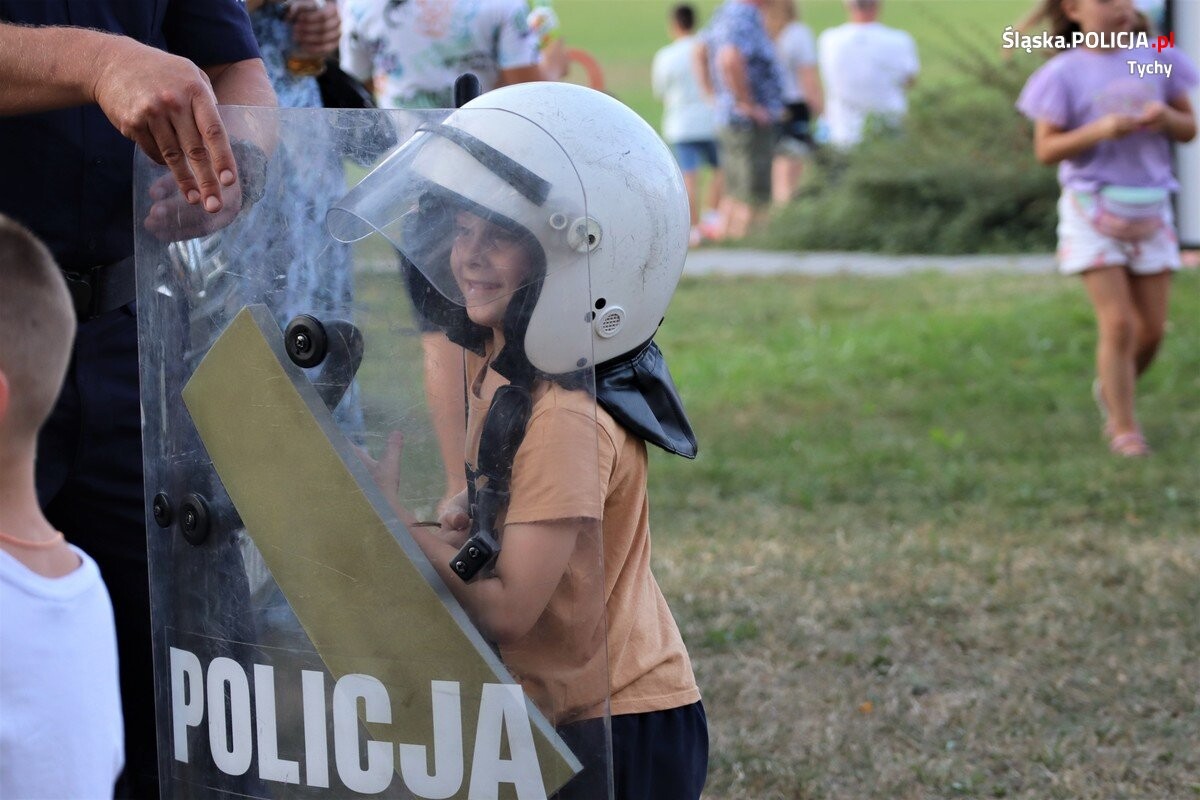 Policjanci z Tychów i Mikołowa po raz kolejny pokazali, że nie tylko bezpieczeństwo mieszkańców jest dla nich priorytetem, ale również pomaganie innym / fot. KPP Mikołów