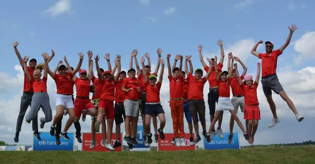 Mikołowianin Michał Gustaw wraz ze swoją koleżanką z klubu golfowego Armada zdobyli tytuł Klubowego Mistrza Polski Młodzików - kapitańską pieczę nad drużyną sprawował Sebastian Grudzień.