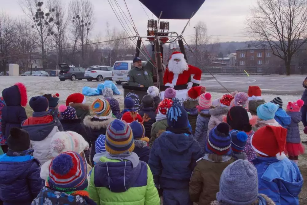 Dzisiaj Święty Mikołaj przyleciał do dzieci z Przedszkola "Zaczarowany Ogród" prosto z nieba.