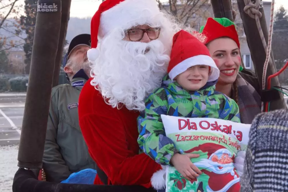 Dzisiaj Święty Mikołaj przyleciał do dzieci z Przedszkola "Zaczarowany Ogród" prosto z nieba.