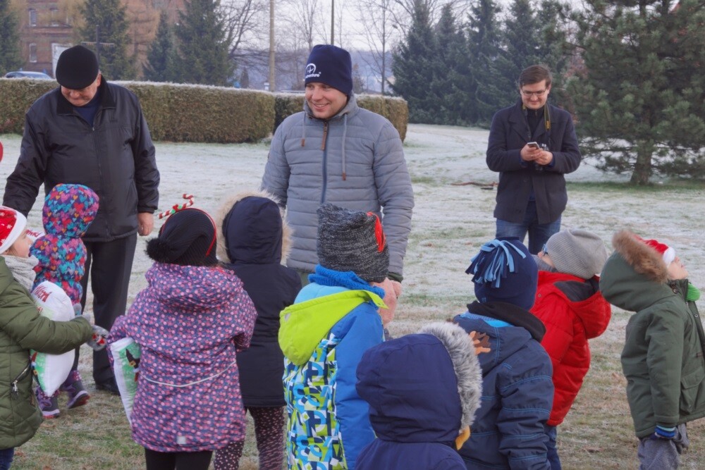 Dzisiaj Święty Mikołaj przyleciał do dzieci z Przedszkola "Zaczarowany Ogród" prosto z nieba.