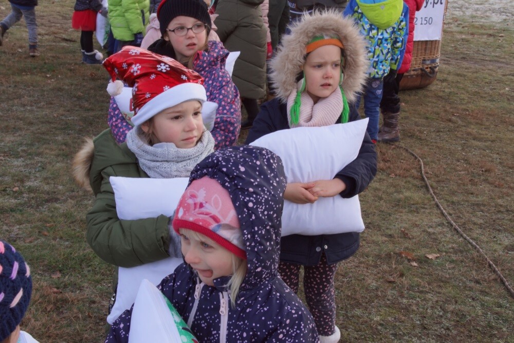 Dzisiaj Święty Mikołaj przyleciał do dzieci z Przedszkola "Zaczarowany Ogród" prosto z nieba.