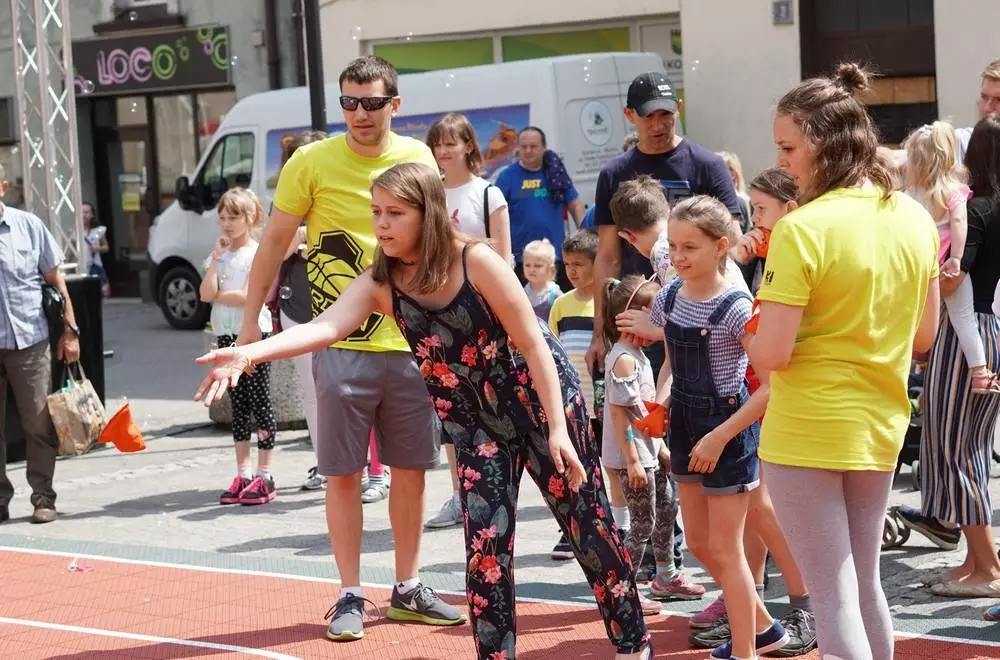 Dzień Dziecka z MDK Mikołów: Odrobinę sportowej rywalizacji zapewnili wolontariusze Jordan Basket+