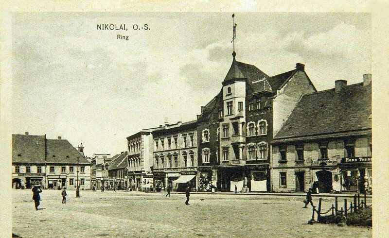 Mikołów to miasto-ogród, bowiem ważne miejsce zajmują tu tereny zielone. Zobaczcie jak zmieniał się na przestrzeni XX wieku! Na zdjęciu: Rynek w Mikołowie, w latach 1920-1930.