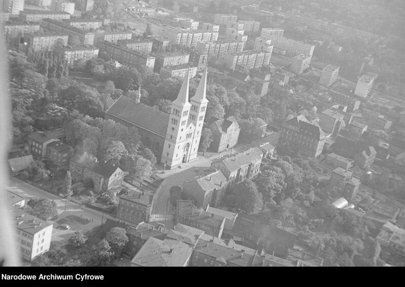 Mikołów to miasto-ogród, bowiem ważne miejsce zajmują tu tereny zielone. Zobaczcie jak zmieniał się na przestrzeni XX wieku! Zdjęcie lotnicze.