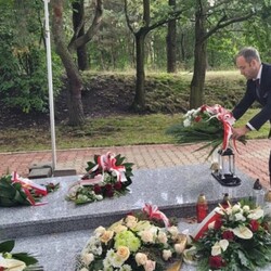 Miko&#322;ów pami&#281;ta. Ho&#322;d dla ofiar zbrodni hitlerowskiej z 17 wrze&#347;nia 1939