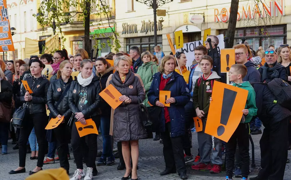 W trakcie akcji wsparcia strajkujących nauczycieli głos zabrali pedagodzy z Mikołowa