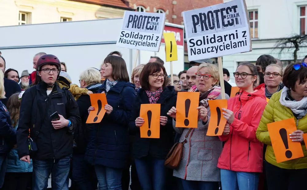 Protestujące nauczycielki podczas manifestacji na rynku w Mikołowie
