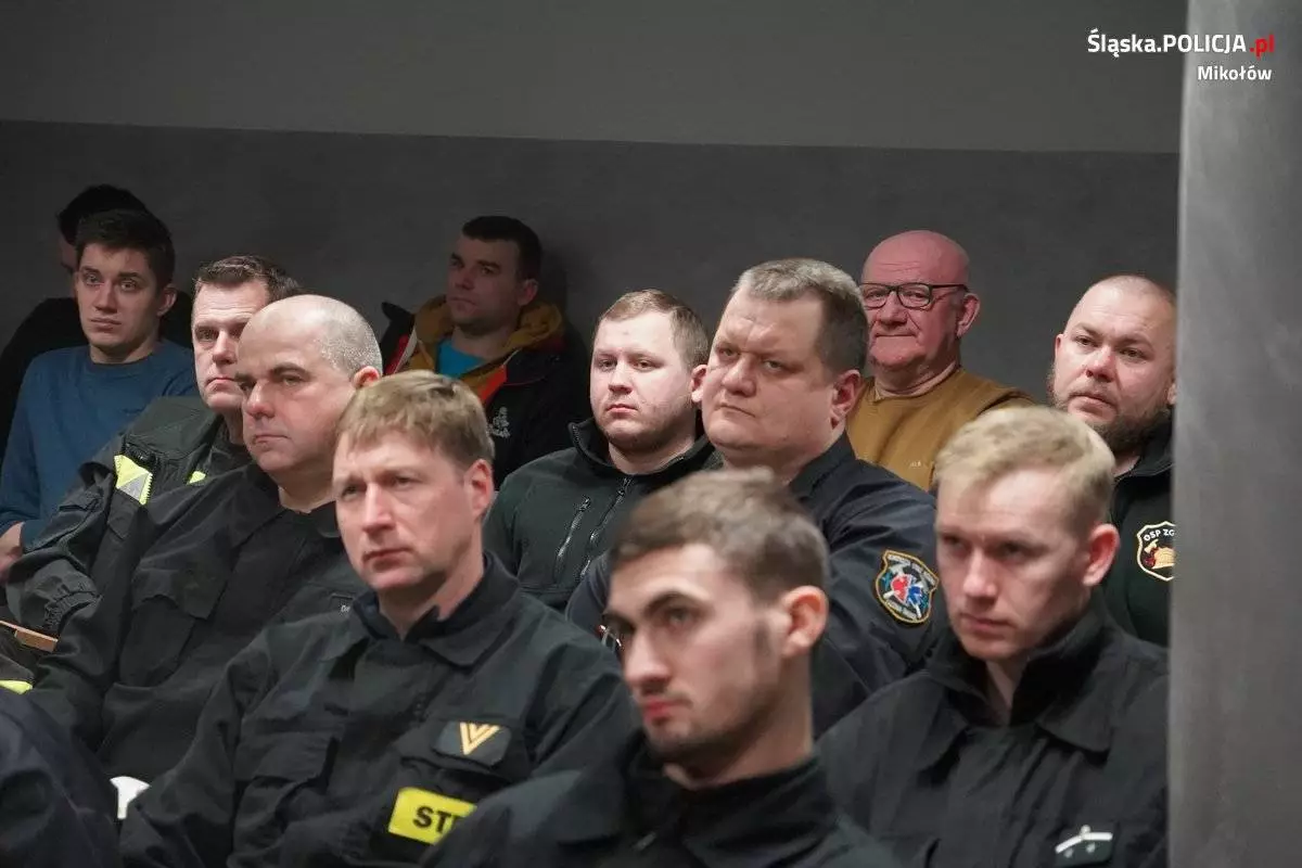 Policjanci mikołowskiej jednostki przeprowadzili szkolenie wśród strażaków-ochotników z terenu całego powiatu / fot. KPP Mikołów