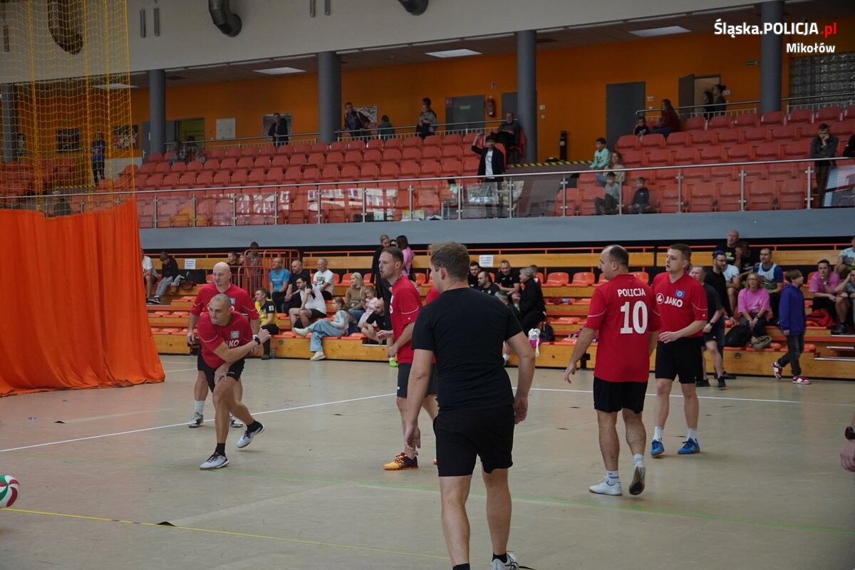 Drużyna policjantów z mikołowskiej komendy wzięła udział w profilaktycznej imprezie "Męski Fest", która odbyła się w minioną sobotę w Miejskim Ośrodku Sportu i Rekreacji w Mikołowie / fot. KPP Mikołów