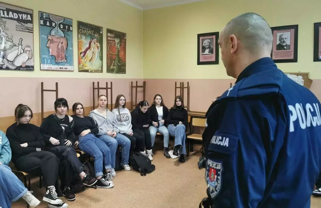 Mikołowska policja i sanepid o zagrożeniach płynących z zażywania narkotyków/fot. KPP Mikołów