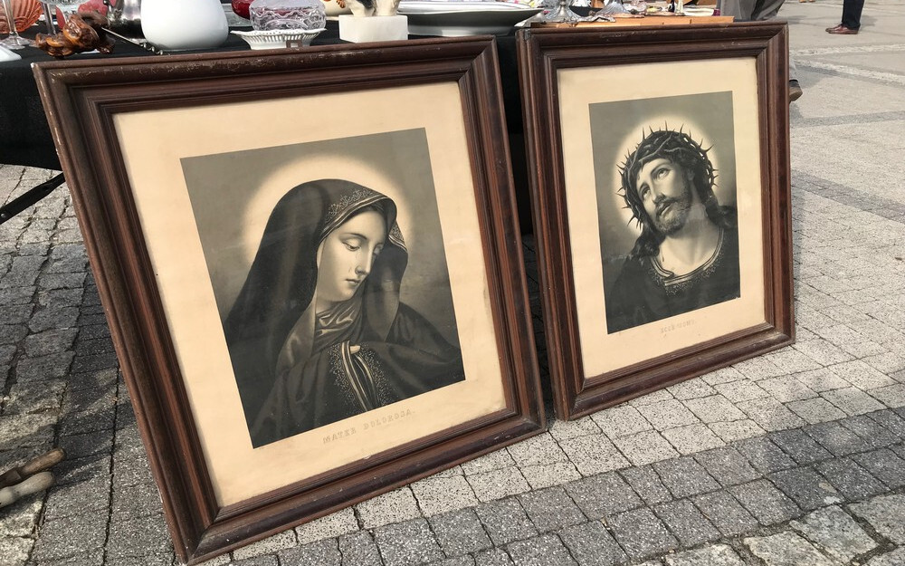 Mikołowski Jarmark Staroci: Zainteresowaniem zawsze cieszą się dewocjonalia, tu - grafiki Maryi i Jezusa