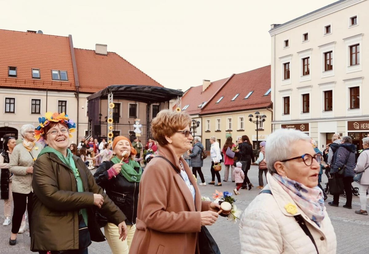 Stowarzyszenie BATUT w Mikołowie rozpoczęło spektakularnie wiosnę, organizując Mikołowskie Święto Wiosny na rynku w czwartek, 21 marca / fot. UM Mikołów