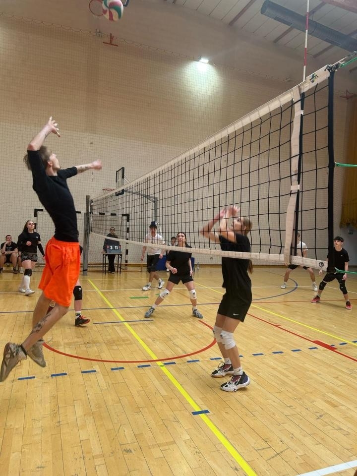 Młodzieżowy Turniej Siatkarski w Mikołowie zakończony. Pierwsze trzy miejsca zajęły drużyny z Mikołowa. Sprawdź podsumowanie wydarzenia i listę zwycięzców / fot. MOSiR Mikołów