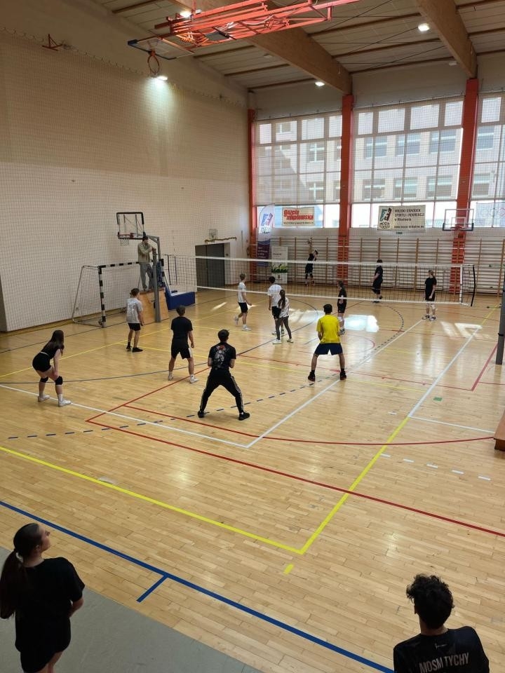 Młodzieżowy Turniej Siatkarski w Mikołowie zakończony. Pierwsze trzy miejsca zajęły drużyny z Mikołowa. Sprawdź podsumowanie wydarzenia i listę zwycięzców / fot. MOSiR Mikołów