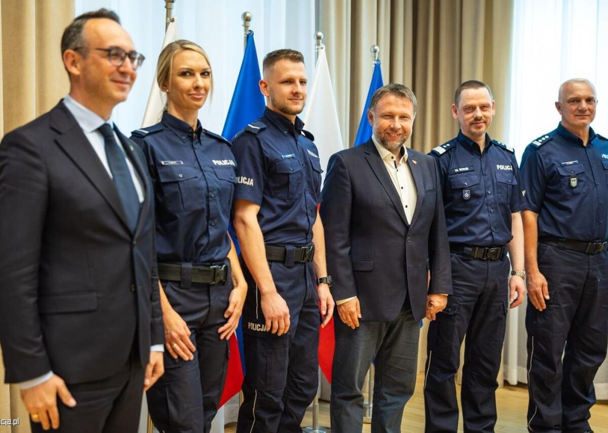 Spotkanie w MSWiA i KGP z mikołowskimi policjantami, którzy uratowali 6-letniego chłopca przed nadjeżdżającym pociągiem / fot. MSWiA, Andrzej Chyliński Gazeta Policyjna