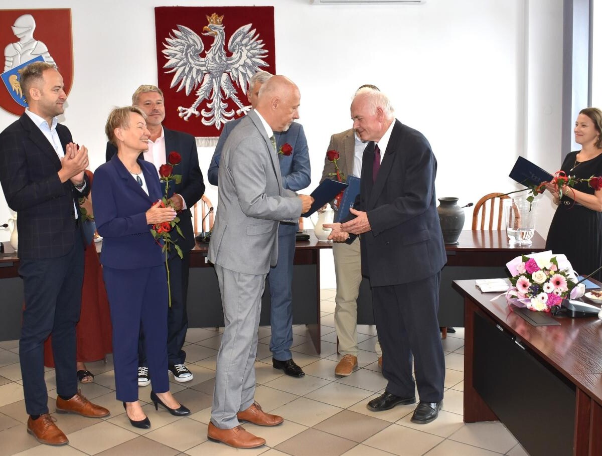 16 nauczycieli z powiatu mikołowskiego odebrało akty mianowania / fot. Aktualności Powiatu Mikołowskiego