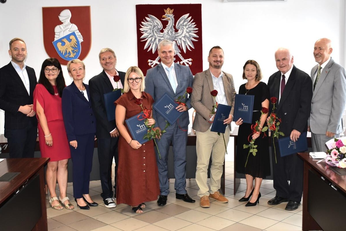 16 nauczycieli z powiatu mikołowskiego odebrało akty mianowania / fot. Aktualności Powiatu Mikołowskiego