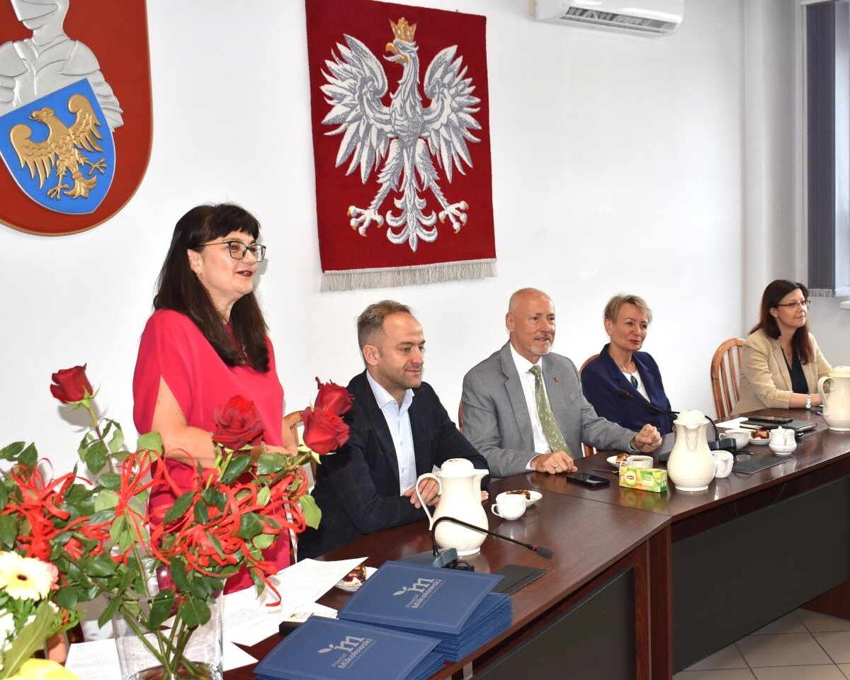 16 nauczycieli z powiatu mikołowskiego odebrało akty mianowania / fot. Aktualności Powiatu Mikołowskiego