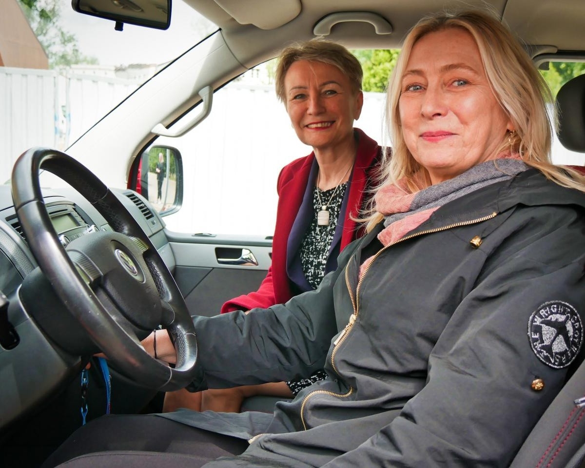 Volkswagen Multivan przekazany przez Reński Powiat Neuss trafił do Domów Dziecka w powiecie mikołowskim / fot. Aktualności Powiatu Mikołowskiego