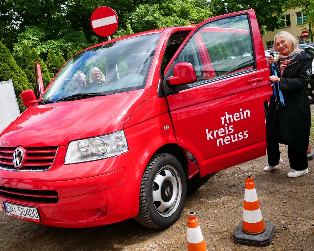 Volkswagen Multivan przekazany przez Reński Powiat Neuss trafił do Domów Dziecka w powiecie mikołowskim / fot. Aktualności Powiatu Mikołowskiego