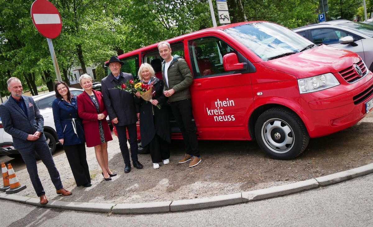 Volkswagen Multivan przekazany przez Reński Powiat Neuss trafił do Domów Dziecka w powiecie mikołowskim / fot. Aktualności Powiatu Mikołowskiego