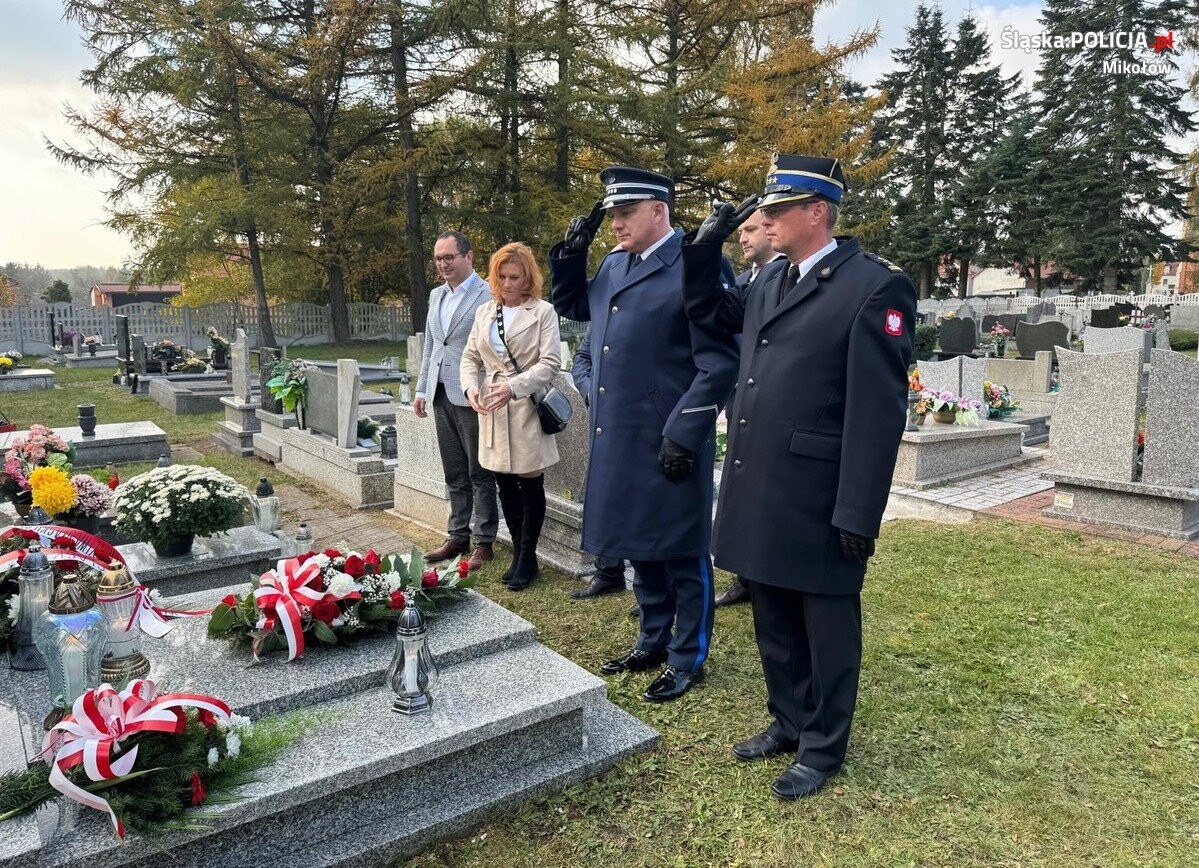 Zespół mikołowskiej Policji wraz z szefem Straży Pożarnej, samorządowcami i przedstawicielami instytucji państwowych, odwiedzili we wtorek cmentarze w naszym powiecie / fot. KPP Mikołów