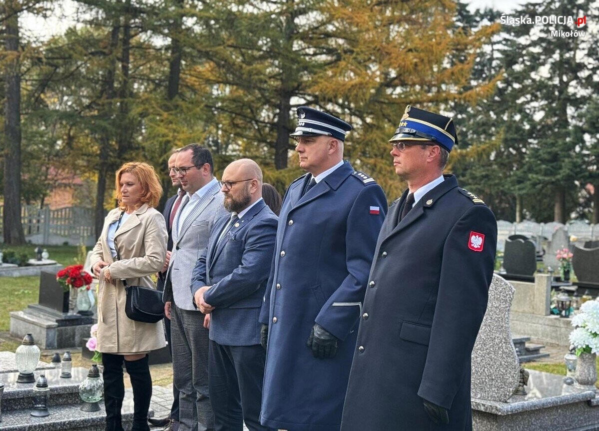 Zespół mikołowskiej Policji wraz z szefem Straży Pożarnej, samorządowcami i przedstawicielami instytucji państwowych, odwiedzili we wtorek cmentarze w naszym powiecie / fot. KPP Mikołów