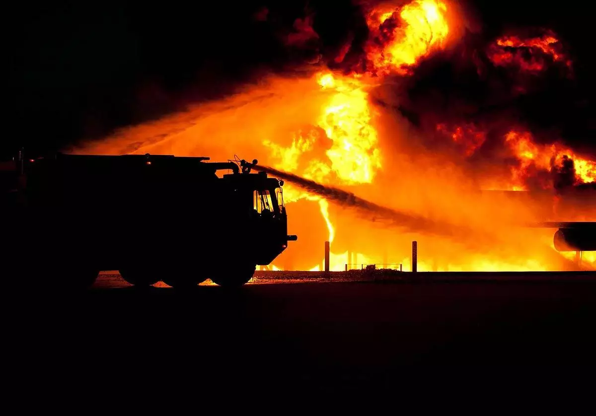 Ogromny pożar hali magazynowej w Mikołowie - 150 strażaków walczyło z ogniem