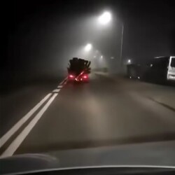 On znów to zrobi&#322;! Kierowca cinquecento znów przewozi&#322; bele drewna [FILM]