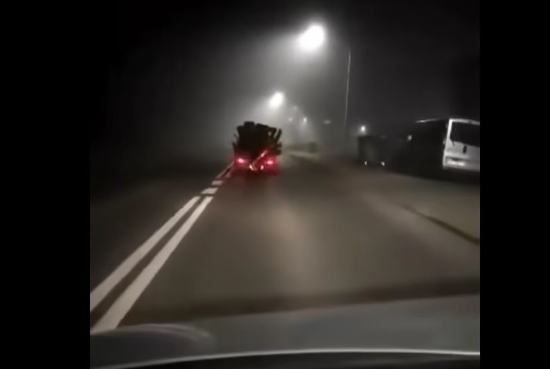 On znów to zrobił! Kierowca cinquecento znów przewoził bele drewna [FILM]